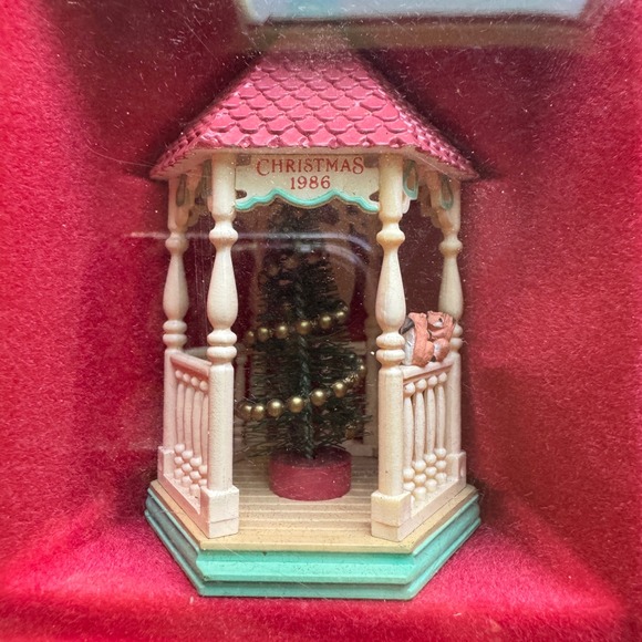 Sweetheart‎ Handcrafted Ornament Christmas 1986 Gazebo Scene Tree Vintage - Picture 2 of 5